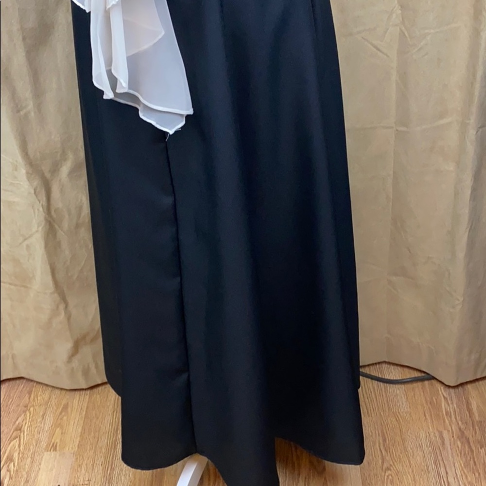Black and Cream Evening gown - Picture 10 of 15